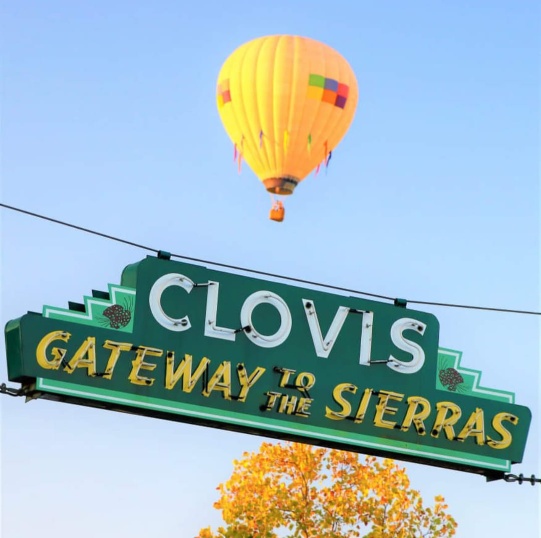 Clovis 'Gateway to the Sierras' neon sign with a hot air balloon overhead
